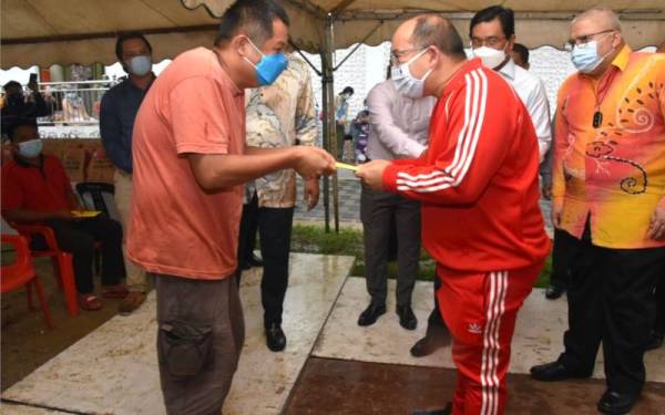 Tengku Mahkota Kelantan, Dr Tengku Muhammad Fa-iz Petra (dua, kanan) mengurniakan sumbangan wang tunai kepada mangsa kebakaran pada Rabu.