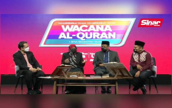 Ishak (dua,kanan) dan Nurhayati (dua,kiri) program Wacana Al-Quran bertajuk Hapus rasuah: Nilai atau perundangan pada Rabu.