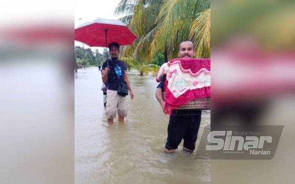 Penduduk Taman Siti Jaya, Kampung Surau Batu, Jelawat di Bachok sedang menyelamatman harta benda mereka ke tempat selamat.