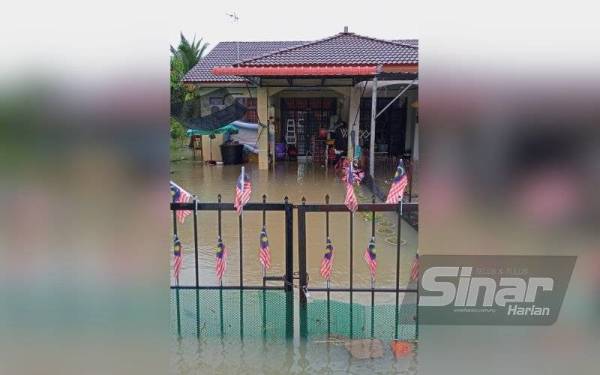 Keadaan banjir di kawasan perumahan Taman Siti Jaya, Kampung Surau Batu, Jelawat di Bachok pada Khamis.