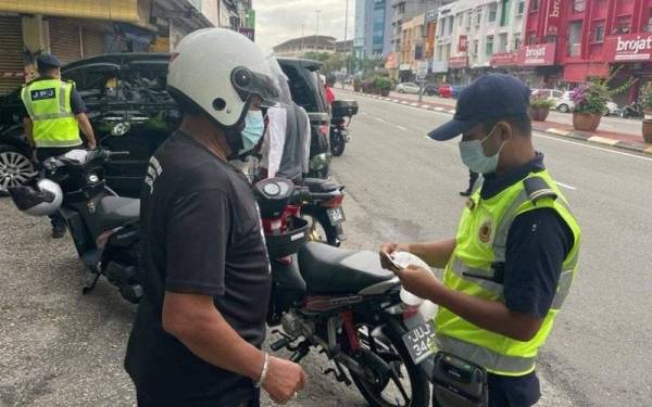 Unit Keselamatan Jalan Raya dan Korporat (UKJRK) turut melaksanakan advokasi berkaitan keselamatan penunggang dan pembonceng motosikal.- Foto FB JPJ Pahang