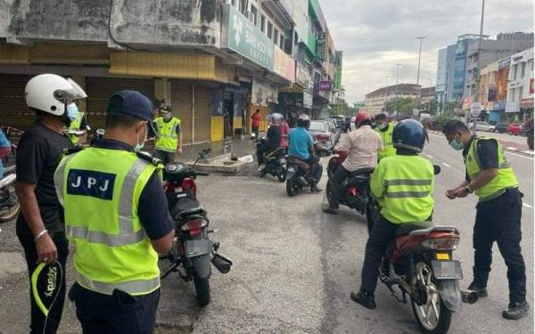 Sebanyak 224 motosikal diperiksa dalam Ops Khas Motosikal di Jalan Penjara pada Rabu. - Foto FB JPJ Pahang