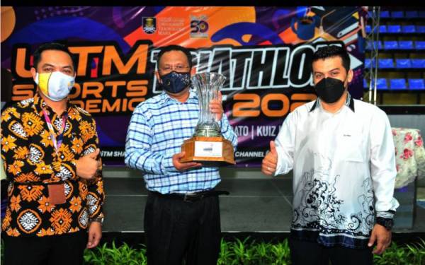 Dari kiri, Pengarah Pembangunan Pelajar, Dr Shahsuzan Zakaria danProfesor Dr Mohd Sazili bersama trofi juara keseluruhan UiSAT serta Timbalan Pengarah Pusat Sukan, Ahmad Tarmizy Mohammed selepas pelancaran program tersebut di UiTM Shah Alam, pada Khamis.