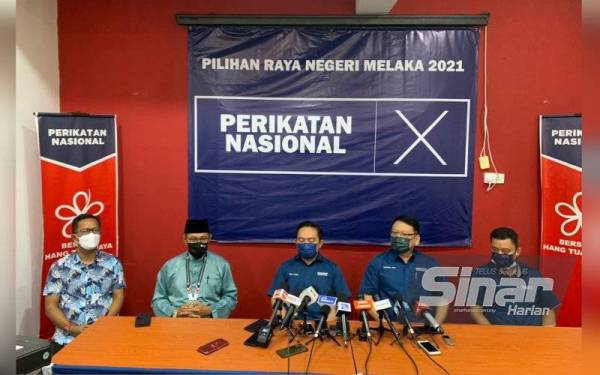 Wan Saiful (tengah) pada sidang akhbar PN negeri Melaka pada Khamis di MITC.