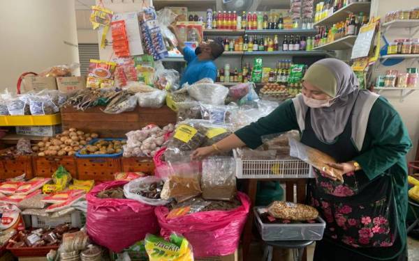 Nor Azwani di gerai jualannya di Pasar Cabang Tiga, Pengkalan Chepa, Kota Bharu pada Khamis.