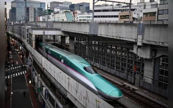 Tren-tren di Jepun pada kebiasaannya beroperasi mengikut jadual yang ditetapkan menyebabkan ia dianggap sebagai pengangkutan awam paling efisien di negara itu. - Foto AFP