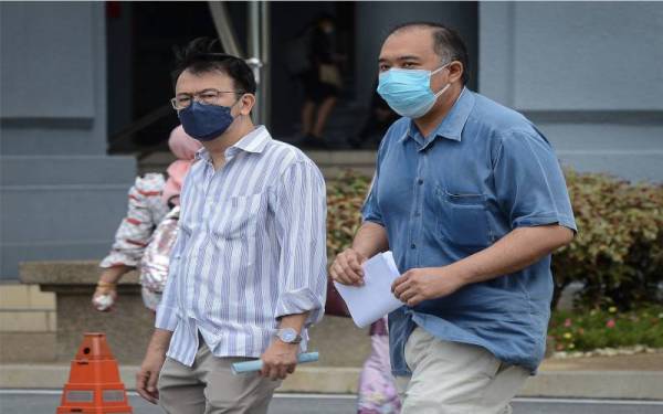 Hwee Sheng (kanan) didenda RM40,000 oleh Mahkamah Sesyen pada Khamis selepas mengaku bersalah terhadap pertuduhan memalsukan tandatangan pada Ogos 2014.