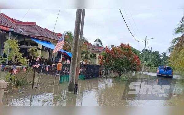 Keadaan di Taman Siti Jaya, Kampung Surau Batu, Jelawat di Bachok yang ditenggelami air pada Rabu malam.
