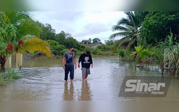 Penduduk terpaksa mengharungi air banjir selepas kawasan perumahan ditenggelami air sejak Rabu.
