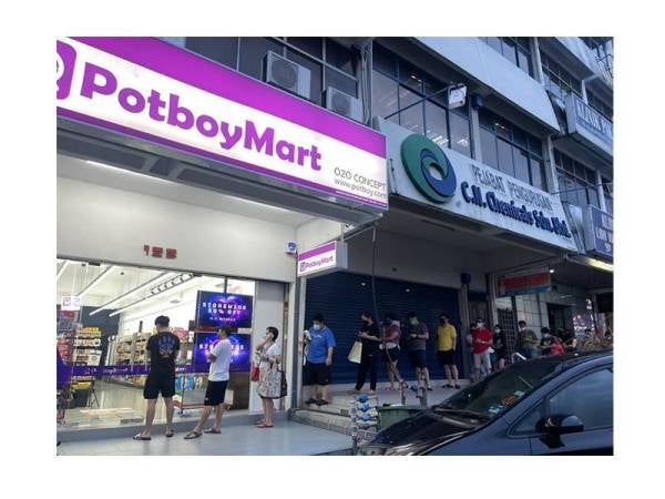 Orang ramai telah mula beratur seawal jam 5.30 pagi tadi untuk membeli-belah di PotboyMart