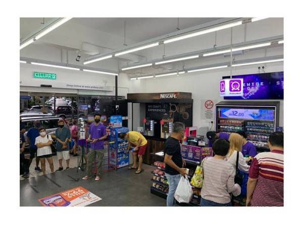 Pelanggan kelihatan sibuk membeli-belah melalui tawaran hebat Jualan Mega 020.