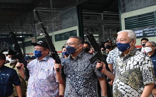 Ismail Sabri (kanan) ketika melawat fasiliti pengeluaran produk ketenteraan dan komersil Indonesia milik PT Pindad, yang terlibat dalam industri pertahanan sejak 1983 di sini, hari ini. - Foto Bernama