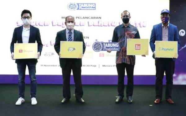 Ketua Eksekutif PTPTN, Ahmad Dasuki Abdul Majid bergambar bersama rakan-rakan strategik
sempena Majlis Pelancaran Saluran Bayaran Baharu PTPTN & Kempen Click, Pay & Earn is Back!