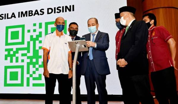  Hajiji melancarkan Aplikasi E-Jariah Sabah di Dewan Bankuasi Utama, Menara Kinabalu, Kota Kinabalu. 