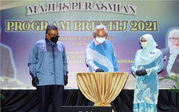 Noh (dua dari kanan) bersama Megat Zulkarnain (kiri) dan Anismah (kanan) membuat gimik perasmian Program Prestij Pembelajaran Negeri Selangor 2021 yang berlangsung di Hotel Mardhiyyah, Shah Alam pada Khamis.