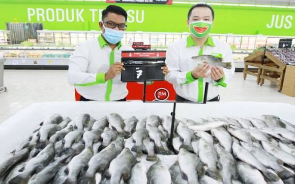 Pengarah Pemasaran Asia Tenggara, DFI Retail Group, Lee Yik Hun (kanan) dan Pengurus Kedai Giant Hypermarket Kota Damansara, Izari Shahril pada majlis pelancaran Harga Lagi Rendah Lagi Lama yang diadakan di Giant Hypermarket Kota Damansara pada Khamis.