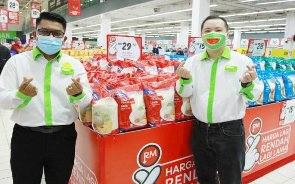 Pengarah Pemasaran Asia Tenggara, DFI Retail Group, Lee Yik Hun (kanan) dan Pengurus Kedai Giant Hypermarket Kota Damansara, Izari Shahril pada majlis pelancaran Harga Lagi Rendah Lagi Lama yang diadakan di Giant Hypermarket Kota Damansara.