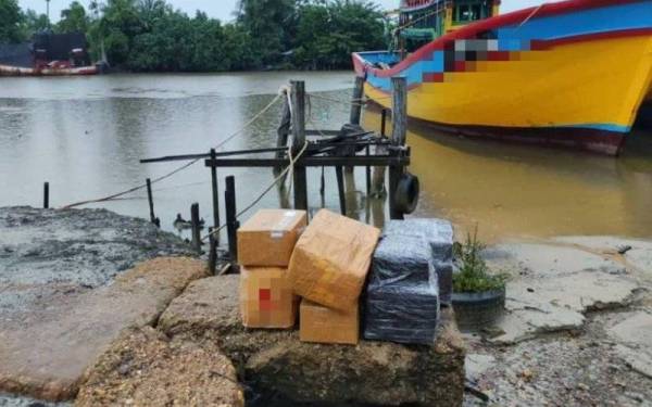 Batalion 8 PGA Pengkalan Chepa menggagalkan cubaan menyeludup cecair dan kartrij vape ke negara jiran dalam serbuan di pangkalan haram Pasir, Tumpat pada Rabu.