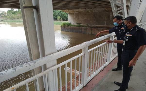 Nik Ezanee (depan) bersama Ketua Polis Daerah Klang Selatan, Asisten Komisioner Shamsul Amar Ramli menjalankan siasatan di Sungai Klang, Klang pada Khamis.