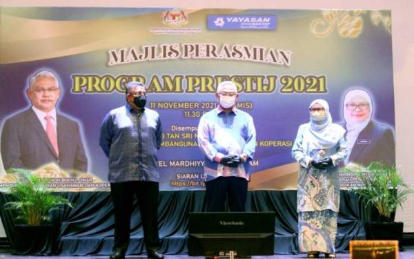 Noh (tengah) menyempurnakan penyerahan cek penajaan Program Prestij Pembelajaran Negeri Selangor 2021 pada Khamis.