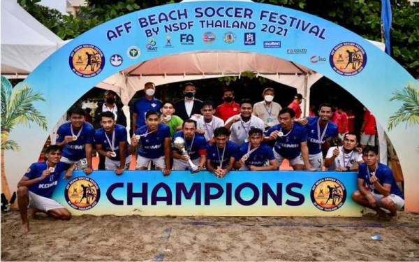 Pemain-pemain Markless Komii merangkul kejuaraan Festival Bola Sepak Pantai AFF 2021. - Foto Futsal Thailand