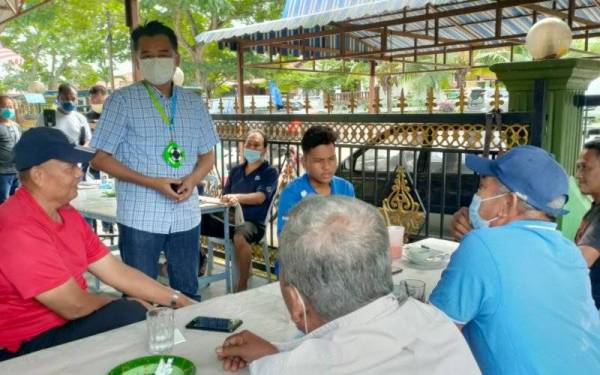 Choon Koon menyapa rakyat ketika bersarapan di sebuah gerai di Kampung Lubok Kasau Bemban di sini, pada Jumaat.