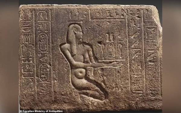 Blok batu asas yang merupakan sebahagian daripada struktur binaan kuil untuk Raja Nectanebo ditemui di El Mataraya, Mesir baru-baru ini. - Foto Kementerian Antikuiti Mesir