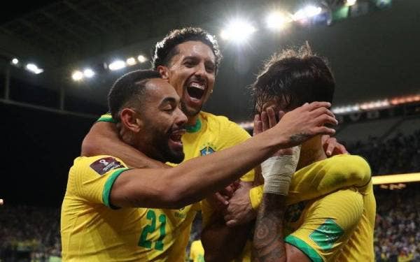 Sebahagian pemain Brazil meraikan jaringan Paqueta pada perlawanan berkenaan. - Foto EPA