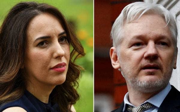 Julian Assange (kanan) dan tunangnya, Stella Moris. - Foto Reuters