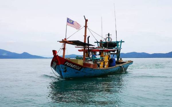 Maritim Malaysia Perak menahan sebuah bot pukat tunda yang dikendalikan tekong warga asing yang didapati melanggar syarat sah lesen kira-kira 3.6 batu nautika barat laut Tanjung Hantu, Lumut pada Khamis. - Foto ihsan Maritim Perak
