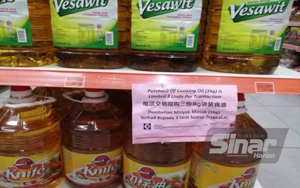 Notis kawalan pembelian minyak paket terhad tiga paket untuk seorang pembeli.