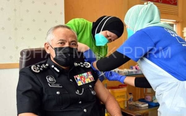 Acryl Sani ketika menerima suntikan berkenaan