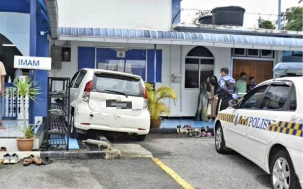 Akibat panik imam satu melanggar imam kedua dan seorang lagi jemaah dalam kemalangan di pekarangan surau Taman Bukit Kajang pada awal pagi Khamis.