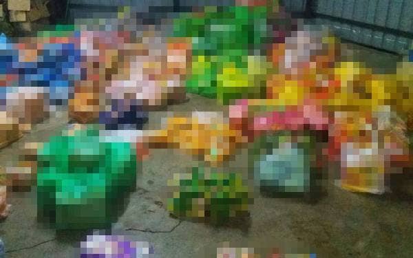 Barangan runcit seludup bernilai RM55,713 yang dirampas di Jalan Kampung Tasek Berangan, Rantau Panjang pada Khamis.