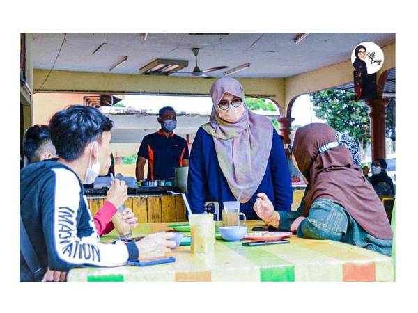 Mas Ermieyati menyantuni pengundi yang ditemui ketika singgah di kedai makan.