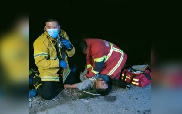 Anggota bomba berusaha menyelamatkan seorang mangsa lemas selepas terjatuh dalam sungai di Kampung Betut, Jalan Putra, Alor Setar pada pagi Jumaat. FOTO BOMBA