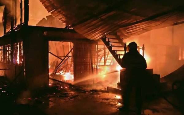 Rumah tersebut musnah dalam kebakaran dan turut hangus adalah lima buah kereta dan dua buah motosikal di Kampung Betut, Jalan Putra, Alor Setar pada pagi Jumaat. FOTO BOMBA