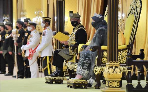 Yang di-Pertuan Agong Al-Sultan Abdullah Ri’ayatuddin Al-Mustafa Billah Shah berkenan bertitah pada Istiadat Pengurniaan Darjah Kebesaran, Bintang dan Pingat Persekutuan sempena Sambutan Ulang Tahun Hari Keputeraan Rasmi Baginda Tahun 2021 di Istana Negara, pada Sabtu.  Turut berangkat Raja Permaisuri Agong Tunku Hajah Azizah Aminah Maimunah Iskandariah.- Foto Bernama 