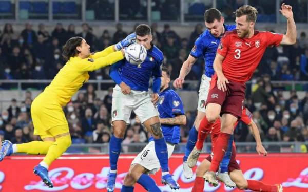 Pemain Itali, Giovanni Di Lorenzo (tengah), menanduk masuk go penyamaan pada perlawaanan berkenaan. - Foto EPA