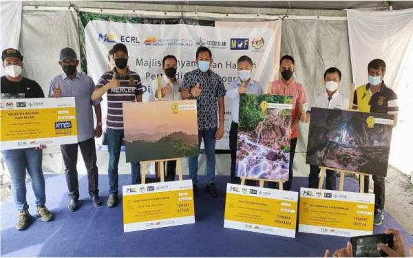 Mohd Shahar (tengah) bersama pemenang pada majlis penyampaian hadiah pertandingan fotografi 'discover' ECRL Paya Besar di pusat khidmat rakyat Paya Besar, Jalan Bypass pada Sabtu.