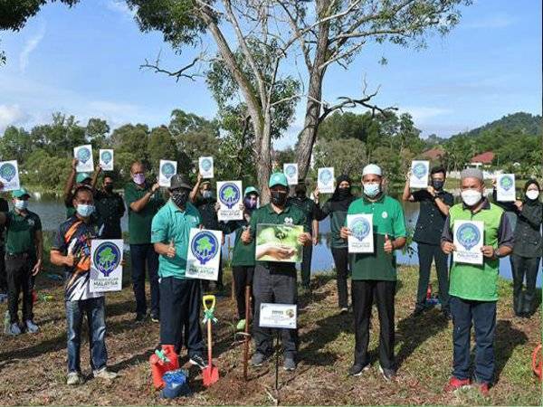 Sebahagian peserta program penanaman anak pokok sempena Kempen Penanaman 100 Juta Pokok, Program Penghijauan Malaysia peringkat DUN Paka di Taman Rekreasi Kolam Temusu, Taman Uda Paka hari ini. - Foto Bernama