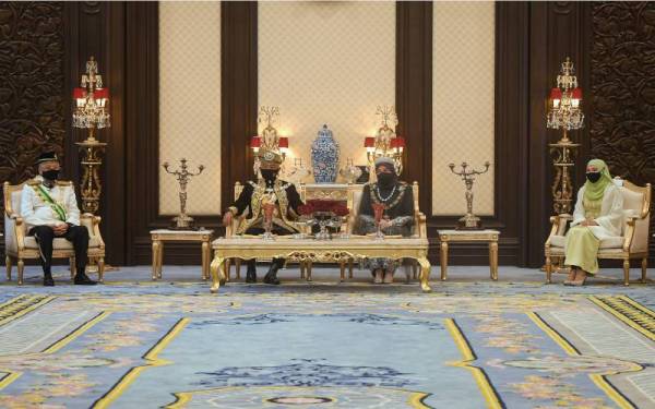 Yang di-Pertuan Agong Al-Sultan Abdullah Ri'ayatuddin Al-Mustafa Billah Shah (dua, kiri) dan Raja Permaisuri Agong Tunku Hajah Azizah Aminah Maimunah Iskandariah (dua, kanan) berkenan bersama Perdana Menteri Datuk Seri Ismail Sabri Yaakob (kiri) dan isteri Datin Seri Muhaini Zainal Abidin sebelum berangkat ke Istiadat Menghadap dan Pengurniaan Darjah Kebesaran, Bintang dan Pingat Persekutuan 2021 bersempena Hari Keputeraan Rasmi Yang di-Pertuan Agong di Istana Negara pada Sabtu. - Foto Bernama