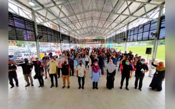 Azizah (lima dari kanan) menyempurnakan Majlis Perasmian Program Pembangunan Pendidikan PPR Wilayah Persekutuan di PPR Seri Semarak di sini.