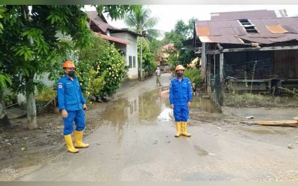 Anggota APM Pendang melakukan pemantauan banjir di Kampung Pondok Haji Hussein, di Alor Setar, yang makin pulih pada Sabtu.