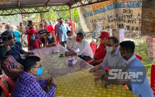 Anwar (dua dari kanan) bersama pemimpin PH hadir menjamu selera di sebuah warung di Felda Tun Ghaffar, Kemendor pada Sabtu.