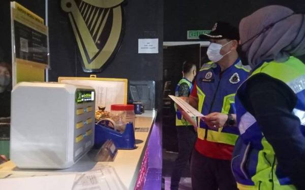 Anggota polis melakukan serbuan di sebuah pusat hiburan di Taman Molek pada Jumaat.