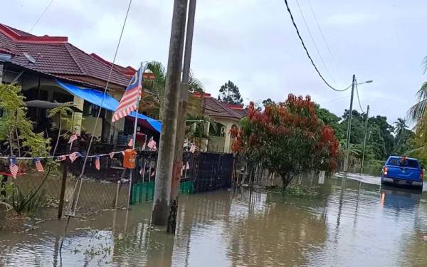 Kawasan perumahan di Taman Siti Jaya, Kampung Surau Batu, Jelawat di Bachok ditenggelami air sehingga memaksa 24 penghuni terpaksa berpindah ke PPS SMK Jelawat pada Rabu.