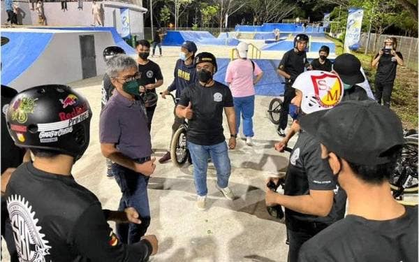 Dr Annuar semasa prapelancaran Sibu Active Youth Space (SAYS) pada malam Jumaat. - Foto FB Dr Annuar Rapaee