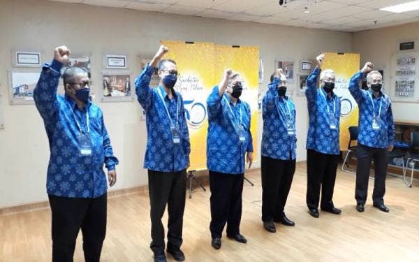 Abdul Fattah (tiga dari kiri) bersama lima ahli lembaga Angkasa ketika dalam sidang media Mesyuarat Agung Perwakilan Angkasa (MAPA) 2021 pada Sabtu.