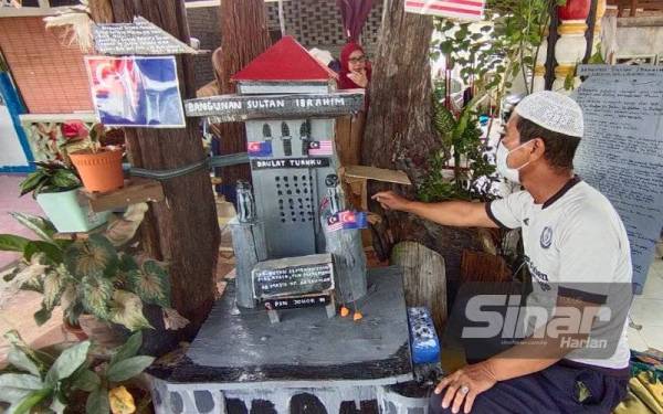 Abdul Majid menunjukkan replika Bangunan Sultan Ibrahim yang dibina sebagai sarang kelulut yang diusahakan di kawasan rumahnya di Kampung Cerating Baru, Kuantan, Pahang.